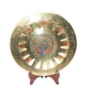 Plato Redondo Decorativo de Latón con Base de Madera para Uso en Escuelas, Oficinas y Mesas a Precios Razonables de Rana Overseas Inc - Product Image 2