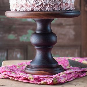 Présentoir à gâteaux en bois de style fermier avec pieds sculptés et charme rustique idéal pour un mariage vintage ou un anniversaire. - Product Image 5