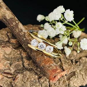 Bague de fiançailles en or blanc massif 14K CVD à trois pierres, bague en diamant à trois pierres de taille ronde cultivée en laboratoire - Product Image 2