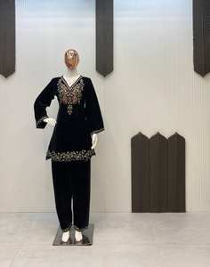 Ensemble coordonné Salwar Kameez en viscose pakistanaise luxueuse avec style Bollywood, tenue de soirée, chaleur, confort et broderie riche en paillettes - Product Image 1