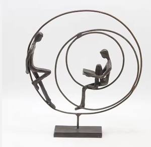 Moderna Estatua Decorativa Multifuncional Hecha a Mano en Aluminio de una Bailarina Hindú con Vestido Dorado - Product Image 4