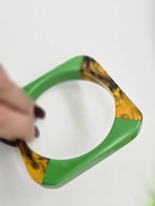 Bracelets en résine colorés fabriqués en Inde, accessoires élégants pour les fêtes ou les vacances, disponibles à un prix abordable - Product Image 2