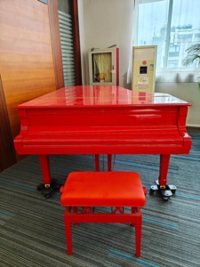 Piano de concierto Yamaha Red C7, edición limitada, acabado de lujo, modelo de escenario, pieza rara en stock, ideal para exhibición - Product Image 2