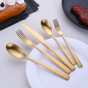 Hermoso juego de cubiertos dorados hechos con acero inoxidable duradero, adecuado para cenas de lujo. - Product Image 4