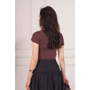 Blusa Elegante con Cuello de Lazo para Mujer LUSTRIN, Tela Cómoda de Poliéster y Elastano, Color Marrón, Disponible en Tallas S, M, L - Product Image 4
