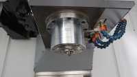 Centre d'usinage CNC VMC avec lubrification et refroidissement automatiques pour le perçage, le taraudage, le fraisage et les moules en aluminium