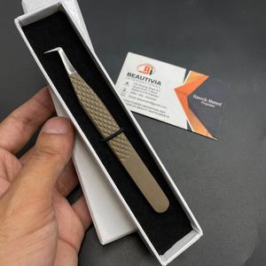 Pince à cils personnalisée en acier inoxydable japonais à 90 degrés pince à épiler à extension de volume de botte pointue solide enduite de poudre privée - Product Image 4