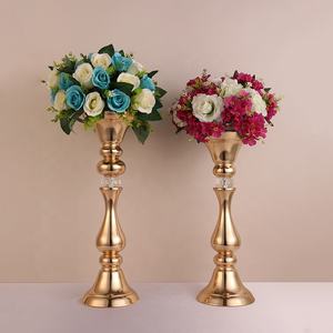 Des vases à fleurs en métal doré de haute qualité et bien conçus créent un contraste visuel saisissant lorsqu'ils sont associés à des fleurs délicates. - Product Image 1