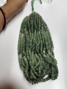 ลูกปัดหินควอตซ์สีเขียวลายสตรอเบอรี่เส้นยาว18นิ้วเรียบตามธรรมชาติ - Product Image 3