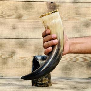 Corne à boire viking authentique et naturelle avec support métallique décoratif, style nautique sculpté, pour méad, bière, cadeau souvenir de fête de Noël - Product Image 3