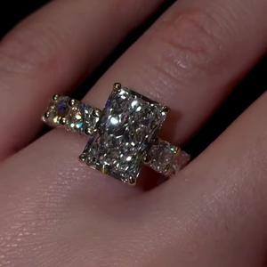 Anillo de compromiso con halo oculto de moissanita de corte radiante de 9x11 mm, banda de piedras redondas con micro pavé, chapado en oro amarillo, joyería fina - Product Image 5