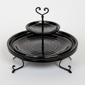 Présentoir à gâteau en métal finition laiton antique avec design artisanal détaillé, parfait pour les mariages, les banquets et les célébrations élégantes - Product Image 3