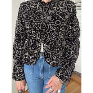 Veste vintage pour femmes ODETTE, veste en cuir à capuche avec décorations florales, dentelle, taille personnalisée, grande taille pour l'automne, le printemps et l'hiver - Night Lily - Product Image 3