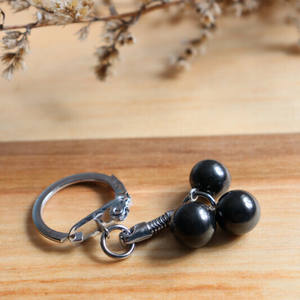 Llavero de shungita pulida con 3 cuentas redondas de 0.35 pulgadas (9 mm) - Product Image 6