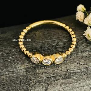 Juego de bisel de oro sólido de 14 quilates Anillo de diamante con vástago de cuentas de diamante natural de tres piedras. - Product Image 1