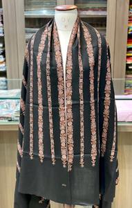 Châle cachemire noir en pure laine pour dames enveloppement d'hiver doux tissé à la main avec une conception de broderie détaillée - Product Image 2