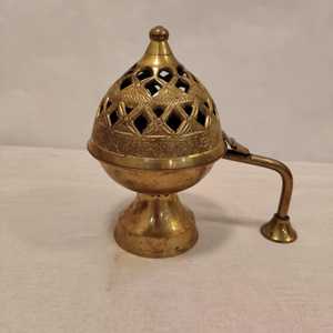 Quemador de Incienso Religioso de Latón Vintage, Hecho a Mano, Pulido, Aromaterapia Duradera de ROSHAN HANDICRAFTS - Product Image 1