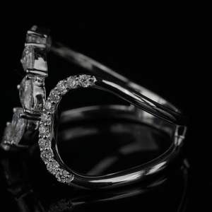 แหวนเพชรเพาะเลี้ยงคุณภาพสูง สี EF ความสะอาดระดับ IGI รูปทรงลูกแพร์ ชุบทองคำขาว ชุบทองคำชมพู เงินแท้ สำหรับผู้หญิง ได้รับการรับรองจาก Swaroop Diamond - Product Image 4