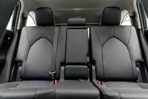 Toyota Highlander Luxe 2.5L 4 cylindres Hybride (HEV) + Double Électrique, Noir, Modèle 2025, Certifié d'Occasion, Faible Kilométrage, État Impeccable - Product Image 4