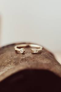 Bague ouverte en or blanc massif 10 carats avec baguette et bague de fiançailles et de mariage en diamant de laboratoire de taille ronde - Product Image 3