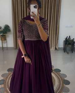 Belle robe Anarkali en soie avec robe longue pakistanaise Salwar Kameez Dupatta pour les fonctions de mariage. - Product Image 3