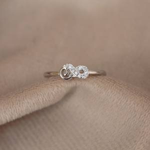 Anillo fino ligero minimalista de Plata de Ley 925 con Zirconia cúbica CZ para compromiso de mujer boda o aniversario - Product Image 5