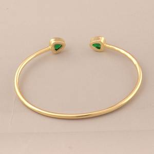 Bracelet jonc ouvert minimaliste en or plaqué 18 carats avec double pierre en quartz émeraude taille trillion, bijou de mode - Product Image 6