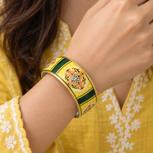 Bracelet manchette large en laiton émaillé géométrique jaune-vert, motif traditionnel, fait main, vente en gros, export B2B, bijoux indiens - Product Image 5