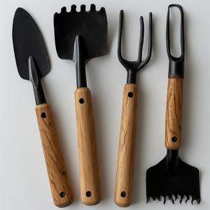 Râteau à feuilles de fer rustique en finition de Surface patinée Artisan fabriqué à la main pour le jardinage saisonnier et la décoration extérieure élégante - Product Image 1