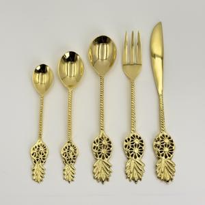 Ensemble de couverts en laiton antique doré de qualité supérieure avec manche au design classique, cuillère, fourchette et couteau en laiton doré élégant en Inde - Product Image 2