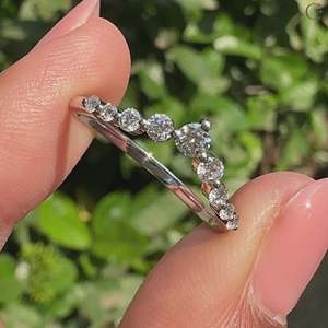 Bague de mariage en diamant à coupe ronde et incurvée, élégantes alliances en diamant pour les mariées et les mariés - Product Image 2