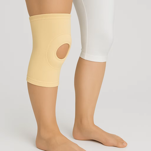 Envoltura de rodilla flexible con recorte de rótula abierta para una mayor estabilidad y soporte específico durante el movimiento Proveedor indio - Product Image 2