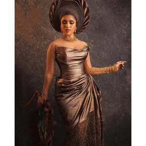 Exclusivo Vestido George Metálico Bronce con Mangas Largas y Bordado Gele, Hecho de Poliéster - Product Image 3