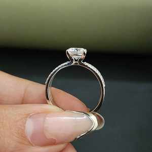 Anillos de Compromiso Elegantes de Moissanita, Corte Brillante Redondo, Diseño de Vástago Dividido, Acero Inoxidable, Chapado en Oro de 18 Quilates, para Regalo de San Valentín - Product Image 6