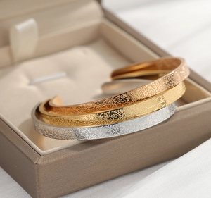 Pulsera unisex ajustable de acero inoxidable de latón dorado y negro con brazalete grabado Ayatul Kursi para hombre y mujer a precio barato - Product Image 4