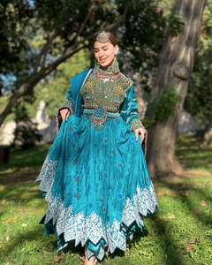 Vestido Tradicional Afgano de Gasa con Mangas Largas y Bordados con Detalles Culturales para Eventos Festivos y Bodas - Product Image 4
