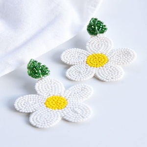 Boucles d'oreilles pendantes en forme de fleur de marguerite blanche en perles faites à la main pour femmes, bijoux fantaisie floraux tendance d'été, feuille centrale jaune - Product Image 1