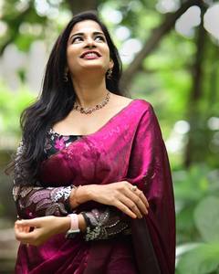 2025 Designer Collection Élégant Saree traditionnel indien avec broderie à la main et chemisier en satin pour la fête - Product Image 3