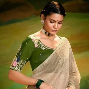 Colección de Saris de Lujo Hechos a Mano por Diseñadores, Listos para la Venta al por Mayor para Compradores Exigentes en OEM - Product Image 1