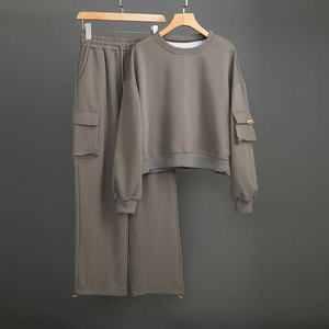 Chándal de mujer Premium con chaqueta con cremallera de tela suave y pantalones de ajuste relajado para la comodidad y la moda diarias - Product Image 1