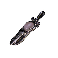 Pendentif Tendance Sculpté en Pierre Naturelle (Améthyste, Aventurine Verte, Œil de Tigre) avec Plume d'Animal en Cristal Kindfull – Vente en Gros