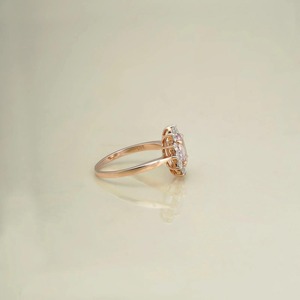 แหวนหมั้นสไตล์อาร์ตเดคโคเพชรสีชมพูมีเพชรกะรัต1.70ห้องแล็บปลูกเพชร CZ หินกลางล้อมรอบด้วย - Product Image 3