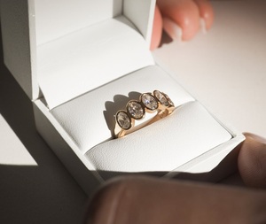 Anillo de Compromiso de Diamante Cultivado en Laboratorio con Corte Ovalado, Media Eternidad, Engaste de Cinco Piedras, 2.5 CTW, Diamante CVD - Product Image 4