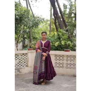 Nouvel ensemble de costume 3 pièces en coton pour fêtes et occasions spéciales, avec dupatta, style décontracté réversible et travail de dentelle miroir - Product Image 1