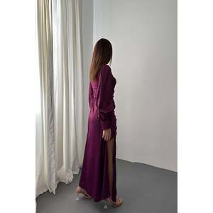 Vestido de Satén Morado con Fruncido Lateral y Abertura - Morado - Product Image 5