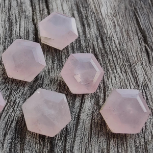 Piedras preciosas de cuarzo rosa sueltas certificadas IGI al por mayor corte hexagonal Rosa natural en varios tamaños Todos los colores disponibles - Product Image 1
