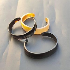 Brazalete de cuerno de búfalo natural para mujer Accesorios - Product Image 1