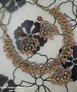 ENSEMBLE DE BIJOUX INDIENS TRADITIONNELS ET À LA MODE EN CUIVRE ENSEMBLE DE BIJOUX DE MARIAGE POUR FEMMES BOUCLES D'OREILLES ET COLLIER - Product Image 1