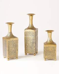 Vase à fleurs en métal, parfait pour les occasions de cadeaux, présentant des fleurs colorées avec un travail artisanal en métal raffiné et robuste. - Product Image 1