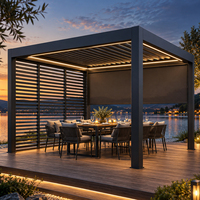 Pergola bioclimatique en aluminium avec lames orientables et écran d'intimité pour restaurant et jardin, idéale pour les repas en plein air